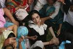 Benazir Bhutto blev omringet af kvindelige tilhængere, da hun talte til folk i Lahore. 