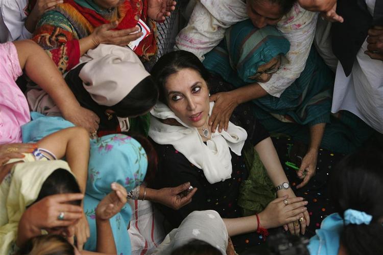 Benazir Bhutto blev omringet af kvindelige tilhængere, da hun talte til folk i Lahore. 