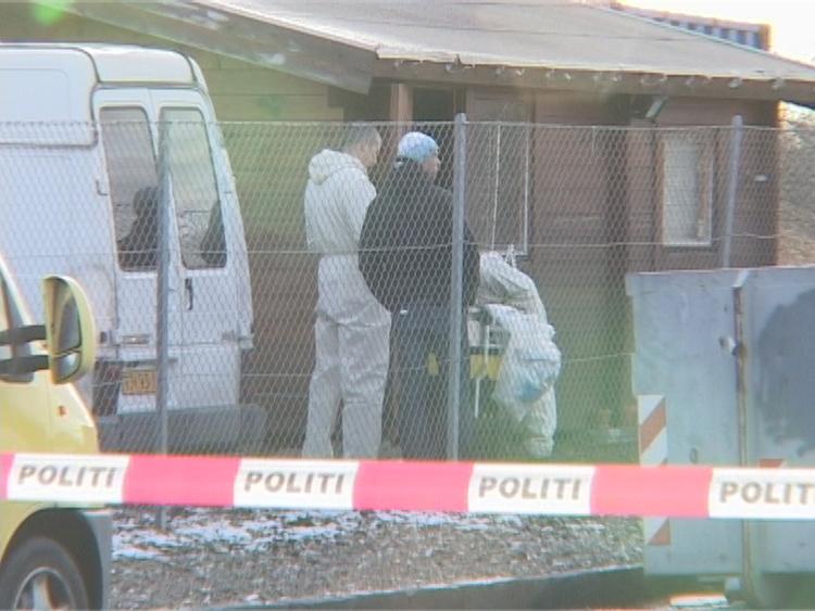 Politiet ved det afspærrede træskur i Sydhavnen i København. 