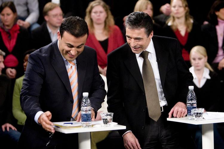 Naser Khader hører til hos Fogh, mener Helle thorning-Schmidt. 