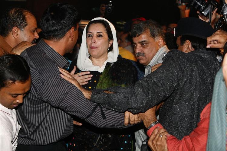 For anden gang inden for fem dage, er den forhenværende premierminister, Benazir Bhutto, sat i husarrest. 