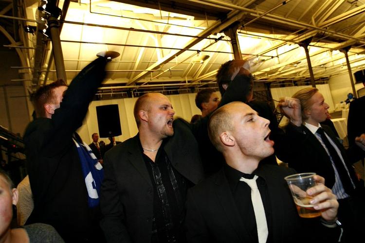 Til Venstres valgfest i Øksnehallen i København er der glæde over de seneste exitpolls. 