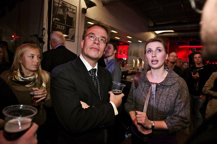 Socialdemokraterne holder nøje øje med prognoserne på tv-skærmene, og håbet om at vælte Fogh lever endnu. 