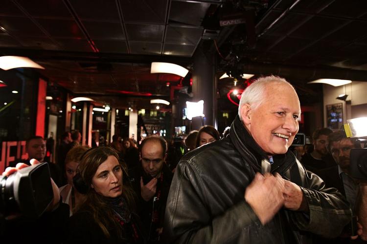 Svend Auken på vej til fest hos Socialdemokraterne på Cinemateket i København. 