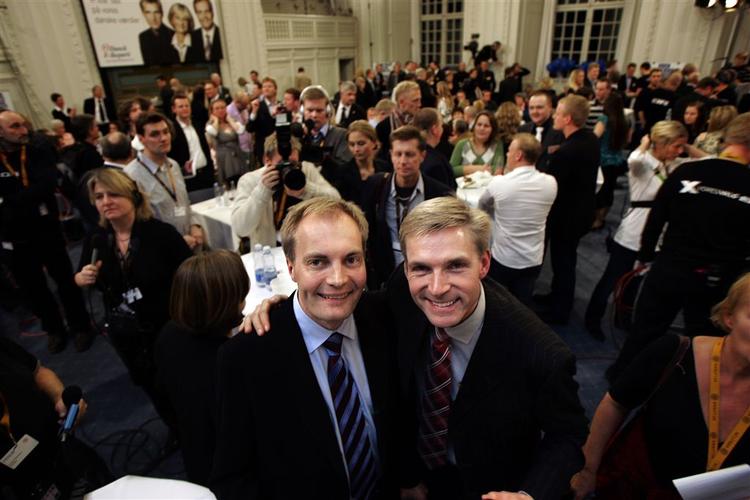 Peter Skaarup og Kristian Thulesen Dahl i perlehumør efter en for Dansk Folkeparti meget gunstig prognose. 
