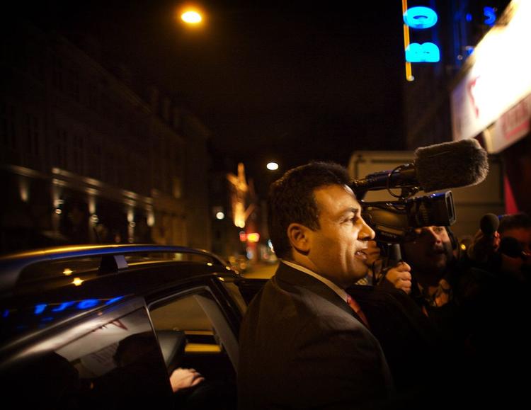 Naser Khader ankommer sidst på aftenen til Ny Alliances valgfest. 