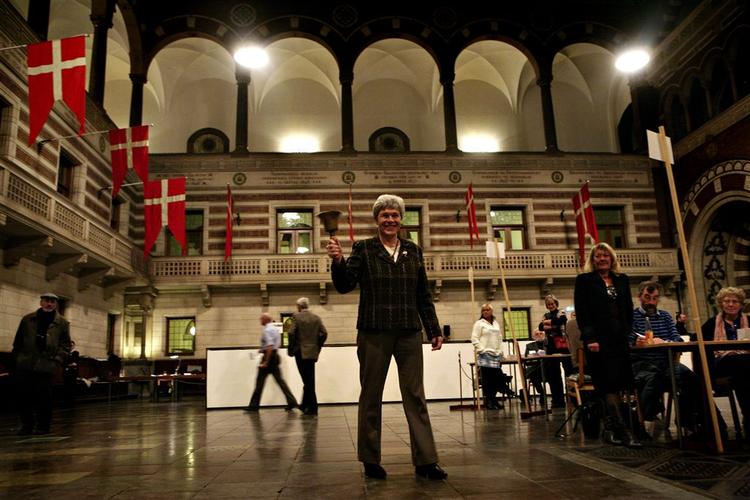 Valget ringes af på Københavns Rådhus. 