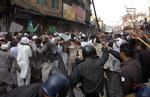 Politi  forsøger at sprede anti-Musharraf demonstranter fra det religiøse parti Jamat-i-Islami i byen Peshawar. 