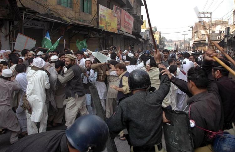 Politi  forsøger at sprede anti-Musharraf demonstranter fra det religiøse parti Jamat-i-Islami i byen Peshawar. 