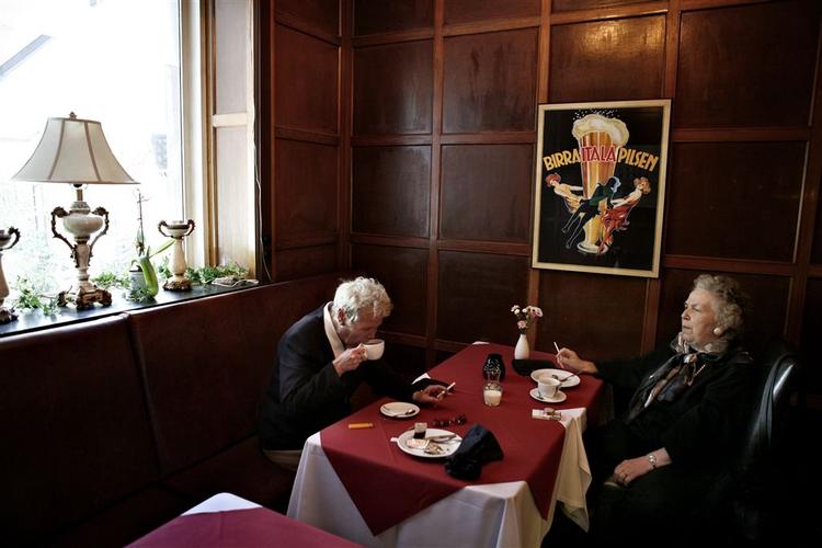 Cafe Fru Christoff på Frederiksberg serverer dansk smørrebrød og klassiske retter i behagelige omgivelser. 