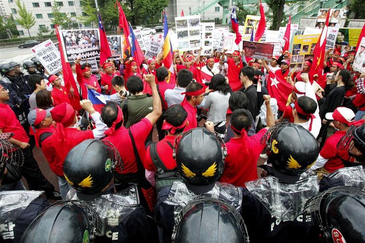 Burmesiske aktivister protesterer foran Myanmars ambassade i den sydkoreanske hovedstad Seoul. 