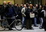Strandede pendlere venter på nyt på Saint Lazare-stationen i Paris. 