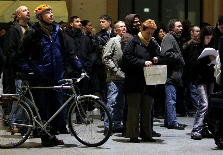 Strandede pendlere venter på nyt på Saint Lazare-stationen i Paris. 