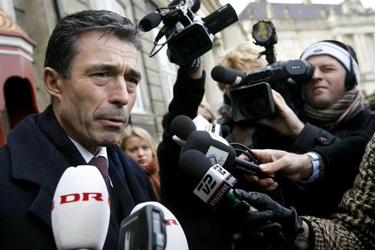 Statsminister Anders Fogh Rasmussen (V) har netop meddelt dronning Margrethe og kronprins Frederik, at han fortsætter som statsminister. 