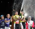 Schweizerne Bruno Risi og Franco Marvulli i gult fejrer sejren med champagnesprøjt. 