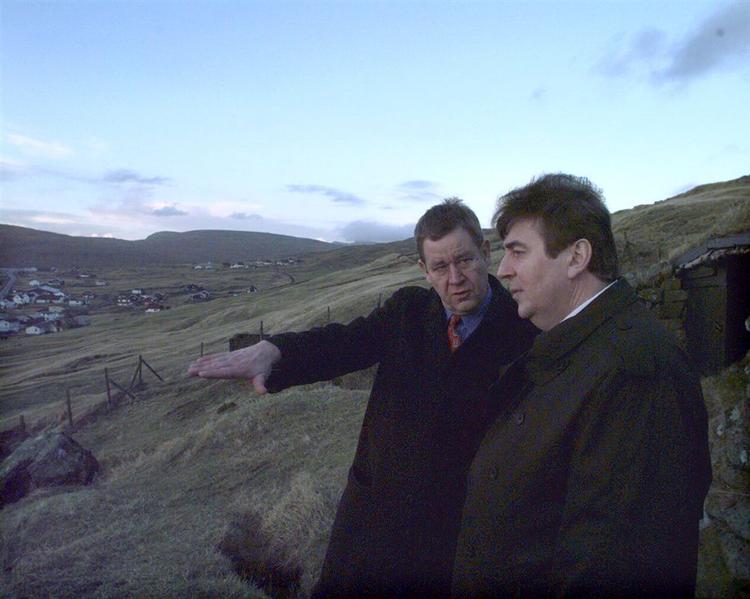 Edmund Joensen (th) som lagmand - Færøernes øverste - i 1998 sammen med daværende dansk statsminister Poul Nyrup Rasmussen (S). 