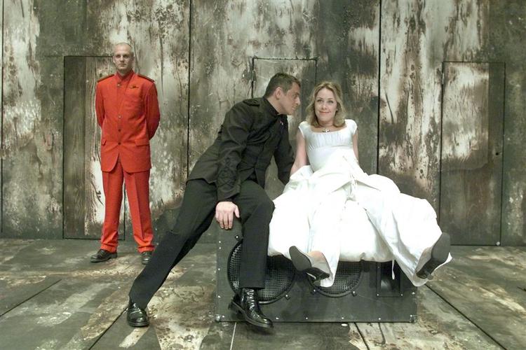 Shakespeares Othello opført på Østre Gasværk. Her Dejan Cukic som Othello og Sofie Gråbøl som hans elskede Desdemona. 