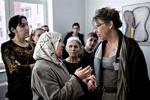 Irene Simonsen (til højre) i sin rolle som udlændingeordfører for Venstre, på besøg i asylcenteret Avnstrup. 