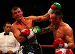 Mikkel Kessler rammer Joe Calzaghe med den højre hånd, der nu skal opereres. 