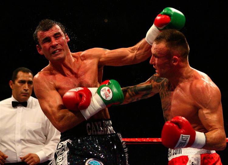 Mikkel Kessler rammer Joe Calzaghe med den højre hånd, der nu skal opereres. 