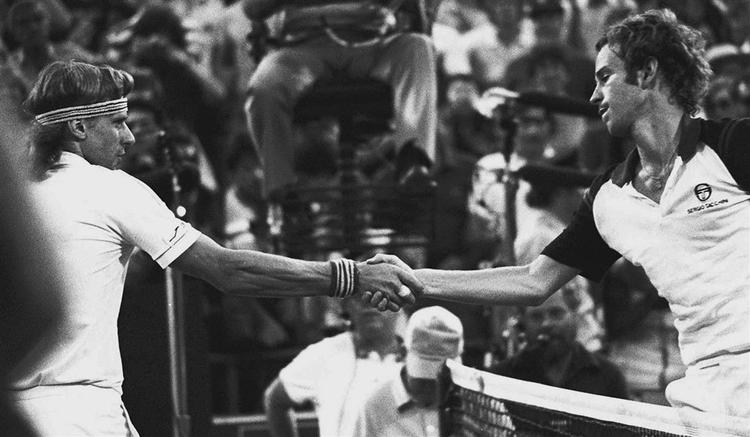 John McEnroe siger tak for kampen til Bjørn Borg efter US Open finalen i 1981, som McEnroe vandt. 