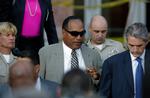 O.J. Simpson har ikke glemt Hollywood-tricket med de mørke solbriller. 