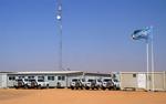 FN-køretøjer parkeret udenfor det nye, konerede hovedkvarter for FN og den Afrikanske Union (AU) i Darfurs hovedbu El-Fasher.U.N. vehicles are parked outside the new headquarters of the United Nations and African Union Mission in Darfur (UNAMID) in north Darfur's main city of El-Fasher, Sudan, on Thursday, Nov. 1, 2007.  The facilities were inaugurated on Wednesday, a key administrative step toward merging the U.N.'s peacekeeping efforts in the war-torn western Sudanese region with those of the overstretched African Union. (AP Photo/Xinhua) 