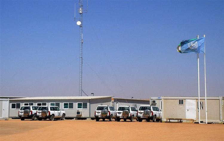FN-køretøjer parkeret udenfor det nye, konerede hovedkvarter for FN og den Afrikanske Union (AU) i Darfurs hovedbu El-Fasher.U.N. vehicles are parked outside the new headquarters of the United Nations and African Union Mission in Darfur (UNAMID) in north Darfur's main city of El-Fasher, Sudan, on Thursday, Nov. 1, 2007.  The facilities were inaugurated on Wednesday, a key administrative step toward merging the U.N.'s peacekeeping efforts in the war-torn western Sudanese region with those of the overstretched African Union. (AP Photo/Xinhua) 