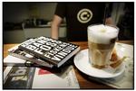 På Chesters Bogcafé kan man læse i en af caféens 4000 nye eller antikvariske bøger, mens man drikker italiensk kaffe eller får stillet den lille sult med en kage eller sandwich. 