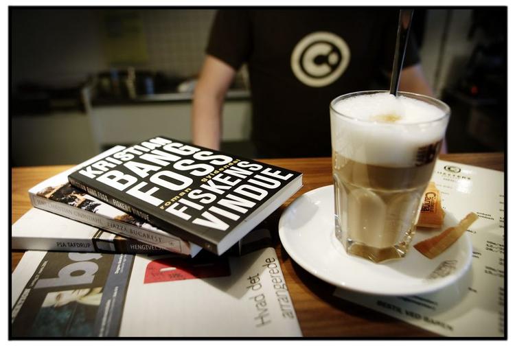 På Chesters Bogcafé kan man læse i en af caféens 4000 nye eller antikvariske bøger, mens man drikker italiensk kaffe eller får stillet den lille sult med en kage eller sandwich. 