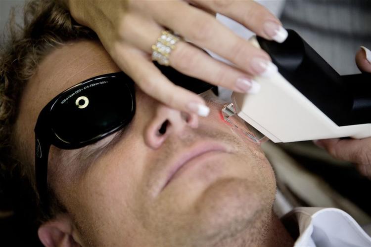 Fra den 1. december 2007 er det kun autoriseret personale, der kan udføre laserbehandlinger. 