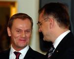 Donald Tusk (til venstre) er taget i ed som regeringschef. 