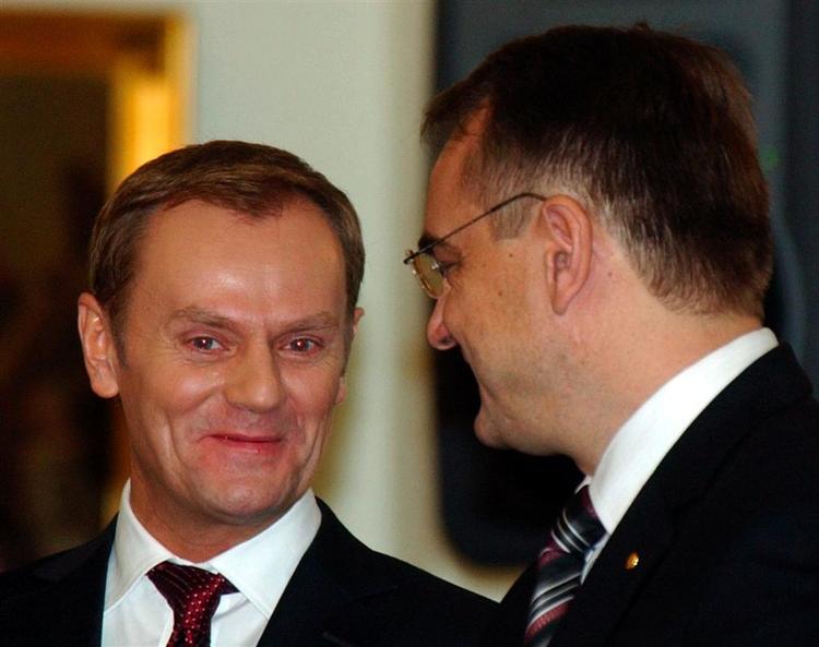 Donald Tusk (til venstre) er taget i ed som regeringschef. 