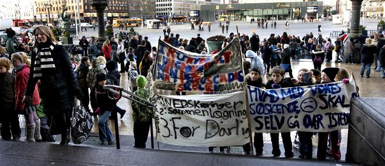 I den forgangne uge demonstrerede lærere og elever fra Matthæusgades Skole foran Københavns Rådhus. De vil ikke lægges sammen med den nærliggende Enghave Plads Skole. 