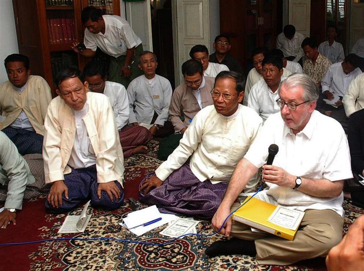 FN-udsendingen Sergio Pinheiro fik mulighed for at tale med buddhistiske munke og embedsmænd. 