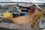 En kvinde forsøger at redde sine ejendele i byen Potuakhali, 152 km syd for hovedstaden Dhaka. 