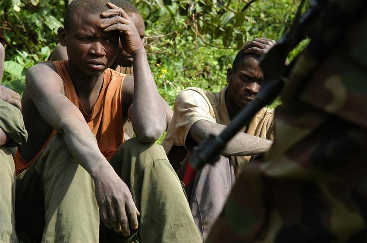Konflikterne i Congo fører til, at landets militser rekrutterer soldater, der bliver stadig yngre. Billedet viser en gruppe fanger fra en aktion i september. 