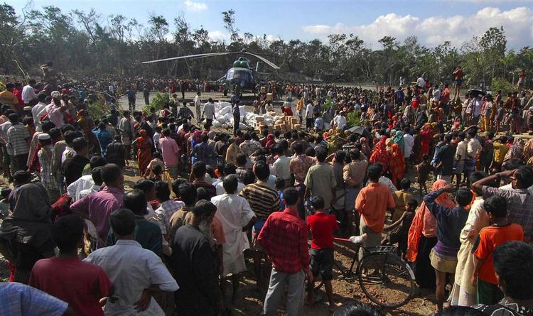 En militærhelikopter er sat ind i redningsarbejdet syd for hovedstaden Dhaka. 