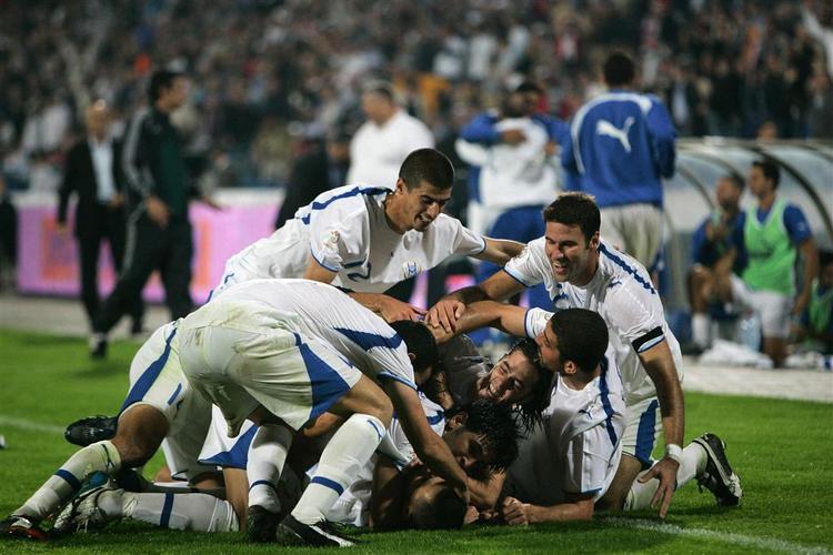 Israelsk jubel over målet til 2-1 mod Rusland. Det russiske nederlag bringer England tilbage i kampen om EM-kvalifikation. 