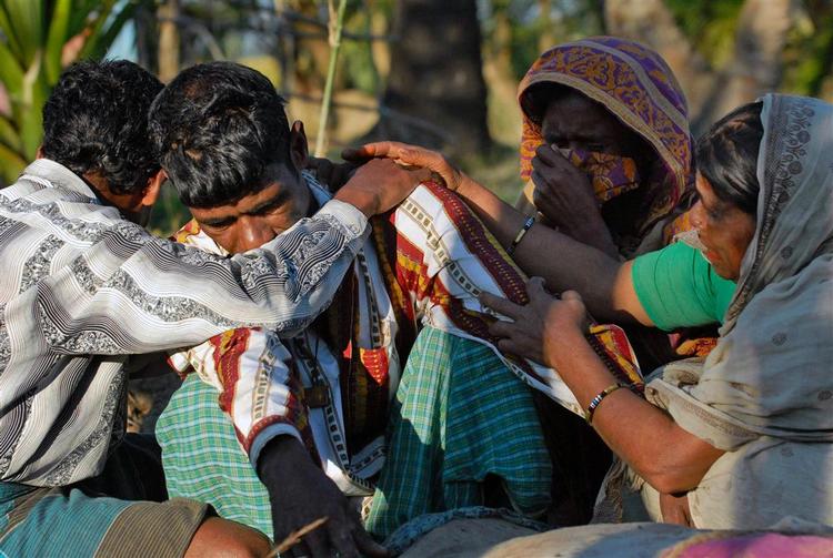 En familie sørger. Dødstallet i Bangladesh stiger fortsat, selv om nødhjælpsorganisationerne forsøgte at evakuere indbyggerne, før cyklonen Sidr kom. 