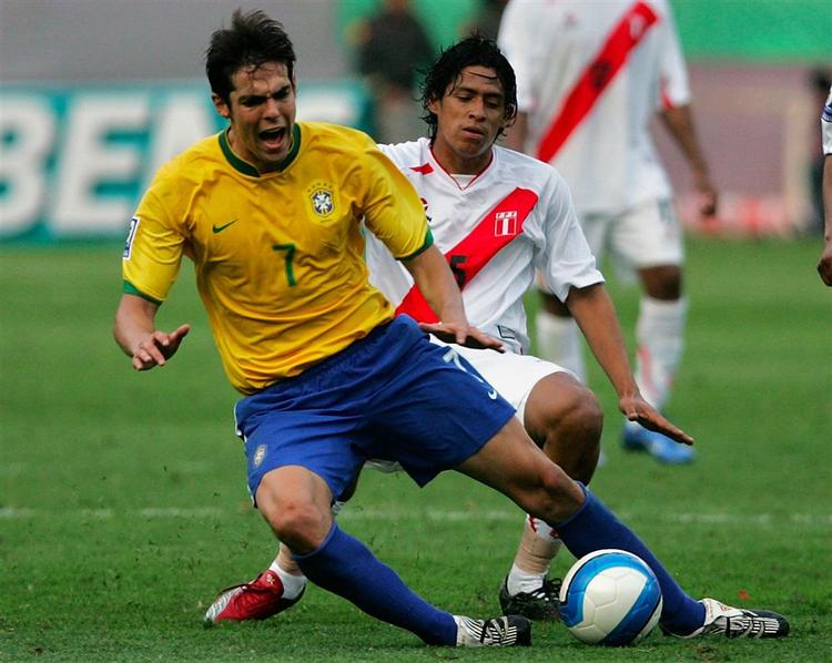 De la Haza (hvid) takler den brasilianske målscorer Kaka. 