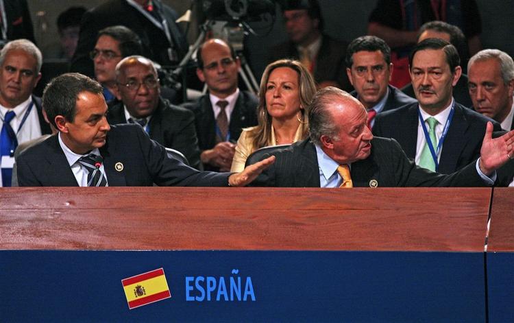 Kong Carlos (forrest til højre) i gang med at gestikulere af Hugo Chavez lige uden for billedet. 