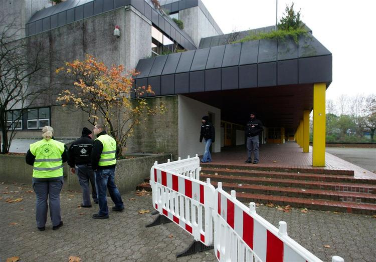 Lokale sikkerhedsfolk foran  Georg-Büchner skolen i Köln. 