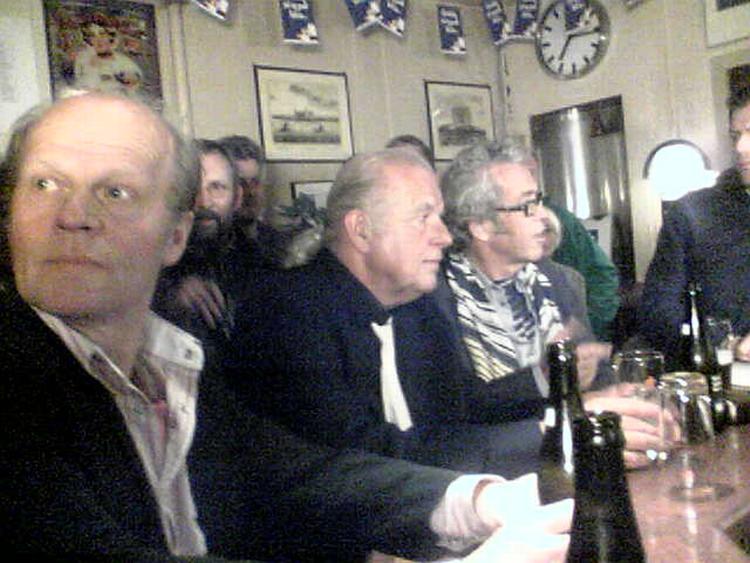 Der var trangt ved bardisken på Schipka Bodega. Ikke blot skulle Bertelsen, Leth, Thyboe og Sabroe være der - der skulle også være plads til deres egoer. 