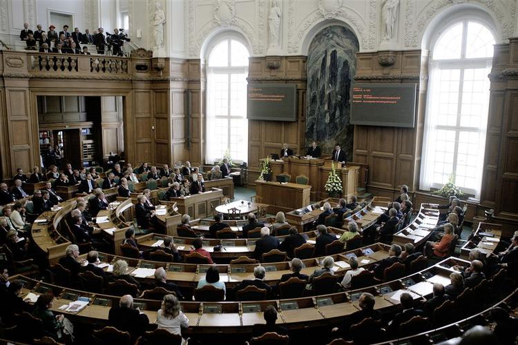 51 procent af folketingsmedlemmerne er akademikere. 