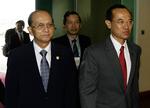 Myanmars premierminister, Thein Sein, ses i selskab med Singapores udenrigsminister, George Yeo, forud for ASEAN-topmødet. 