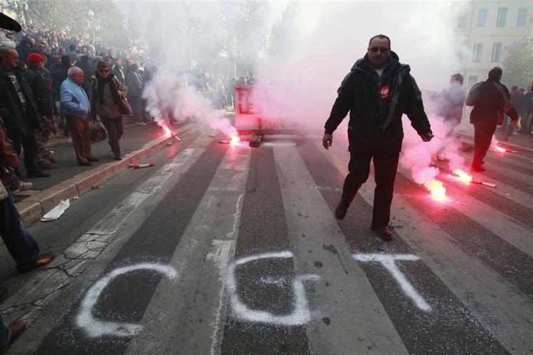 Strejkende jernbanearbejdere på gaden i Marseille. 