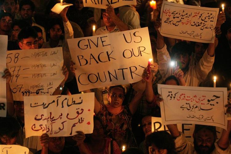 Folk på gaden i Karachi for at protestere mod undtagelsestilstanden. 