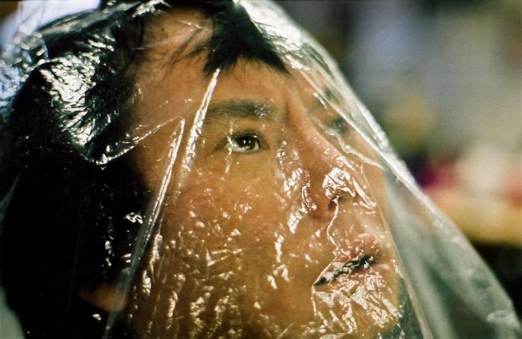 Hiroshi Ishiguro har bygget en robot, der er næsten en eksakt kopi af sig selv. Foto fra filmen 