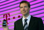 Direktør for Deutsche Telekom Rene Obermann, da han i august præsenterede iPhonen for tyskerne. Dengang som eneforhandler - Måske snart ikke længere. 